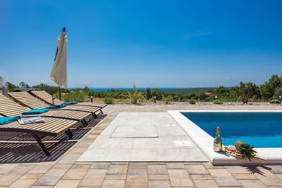 Bezaubernde Villa mit Pool in Krnica