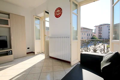 Spaziosa casa vacanze a Verbania con balcone