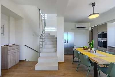 Villa in Sternes mit Pool und Bergblick