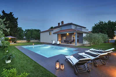 Moderne Villa in Pula mit Pool und Parkplatz