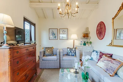 Villa a Lucca con Piscina e Vista Campagna