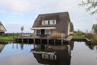 Strohgedeckte Villa mit Lounge am Wasser