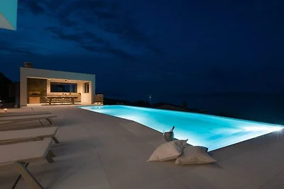 Villa in Ravni mit Schwimmbecken
