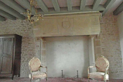 Château in der Auvergne mit Fluss und...