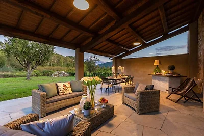 Villa vicino Lucca con forno e giardino