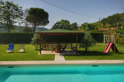 Spazioso Agriturismo con Piscina