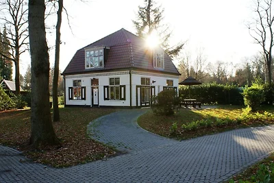 Casa con un giardino, circondato dalla...