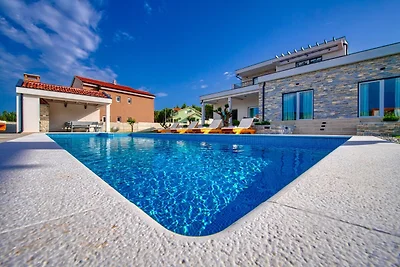 Villa con piscina privata e giardino