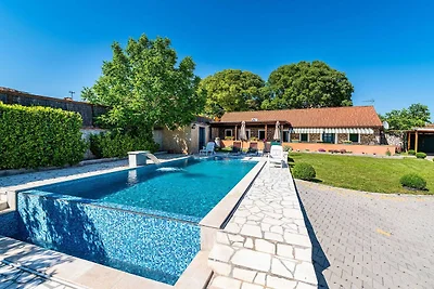 Ferienvillen mit Pool in Kakma