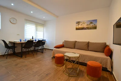 Warm and Welcoming Apartment with Balcony - T...