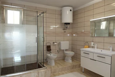 Malerische Wohnung an der Küste von Rogoznica