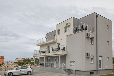 Zeitgenössische Wohnung in Novalja mit Grill