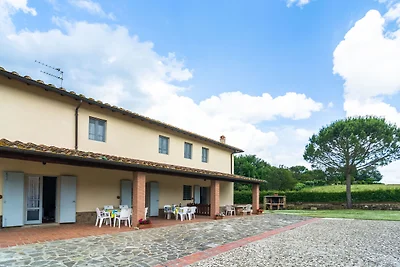 Agriturismo moderno a Bucine con piscina