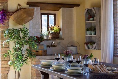 Attractive Holiday Home in Cortona with Swimm...