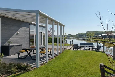 Schönes Chalet am Wasser, in einem Ferienpark