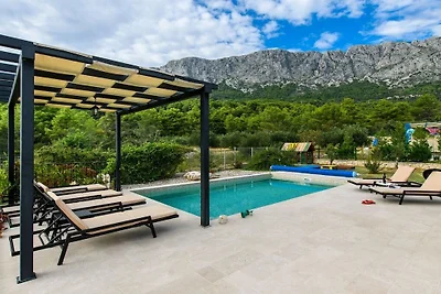 Blue Stone mit Pool und Garten