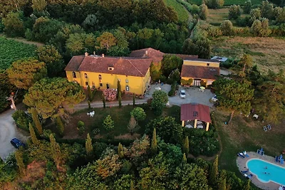 Spazioso Agriturismo con Piscina a Vinci in...