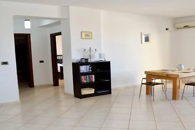 Gerהumiges Apartment mit Meerblick in Saranda