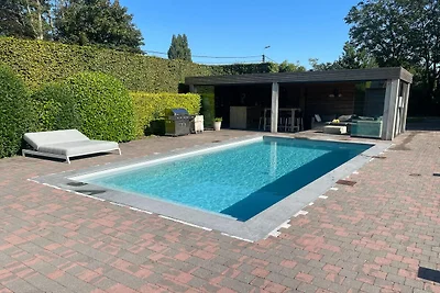 Ferienhaus mit Pool und großem Garten