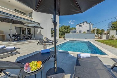 Moderne luxuriöse Villa für 8-10 Personen mit...