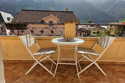 Deluxe Top Floor Apartment with Balcony and S...