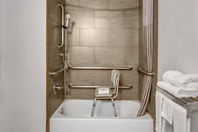 1 Kingsize-Bett | Barrierefreie Badewanne,...