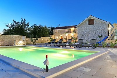 Geräumige Villa in Prkos mit Pool