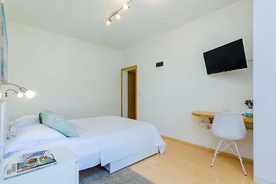 Apartments Sara (Molunat)