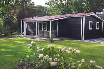 Chalet mit Gartenhaus in einem Ferienpark