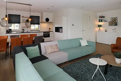 Strohgedeckte Villa mit Lounge am Wasser