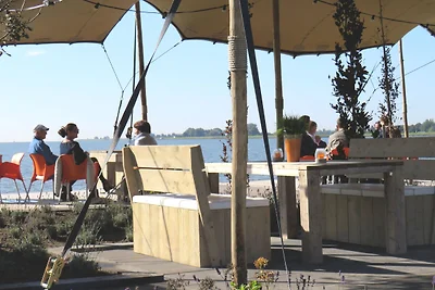 Lodge aan het meer met tuin