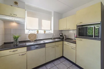 Geräumiges Ferienhaus mit Sauna in Strandnähe