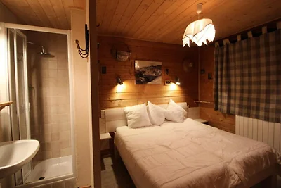 Traditionelles Chalet mit Holzdekor, sehr war...