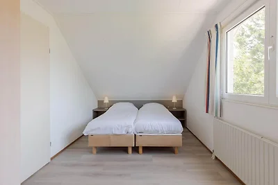 Bungalow am Wasser mit Garten