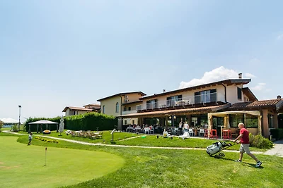 Appartamento panoramico a Salò con piscina