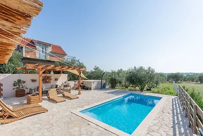Boutique-Ferienhaus in Donje Polje mit Pool