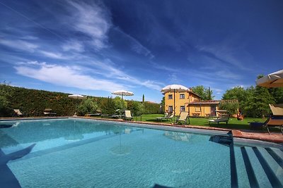 Schickes Bauernhaus in Cortona mit Schwimmbad