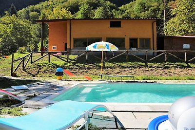 Angenehmes Ferienhaus in Gallicano mit Garten