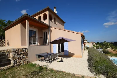 Beeindruckende Villa mit Blick auf den Hügel