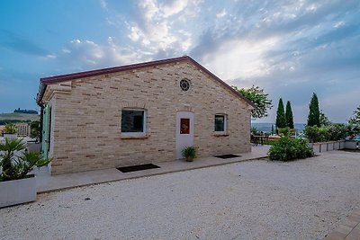 Casa moderna con piscina vista colline