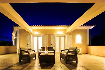 Luxuriöse Villa mit Swimmingpool in Kalpaki
