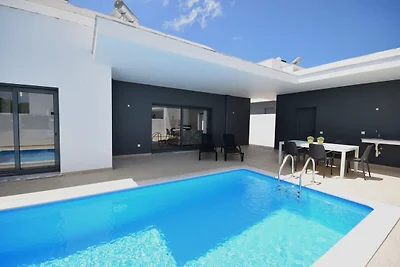 Moderne Villa mit eigenem Swimmingpool in...