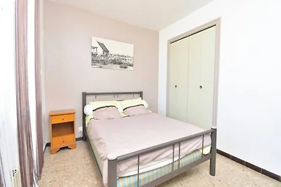 Apartment in Grau du Roi mit Garten