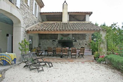 Spaziosa dimora a Grignan con Piscina