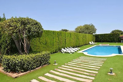 Ferienhaus in Llubi mit Schwimmbecken
