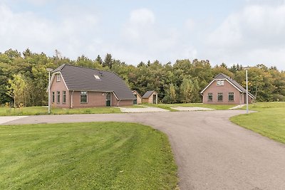 Vrijstaande villa met 2 badkamers rustig gele...