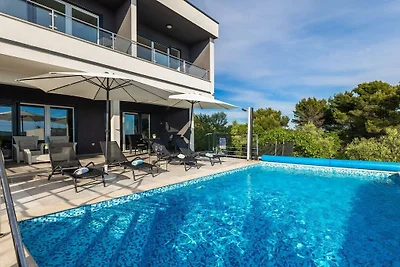 Villa in Pomer mit Schwimmbecken