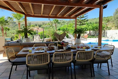 Villa in Kyrianna met verwarmd zwembad