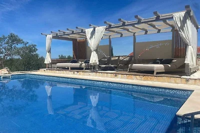 Ferienhaus in Sutivann mit Schwimmbecken