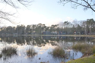 Bungalow mit Blick auf einen schönen Teich